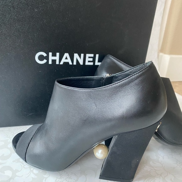 CHANEL - Picture 4 of 7